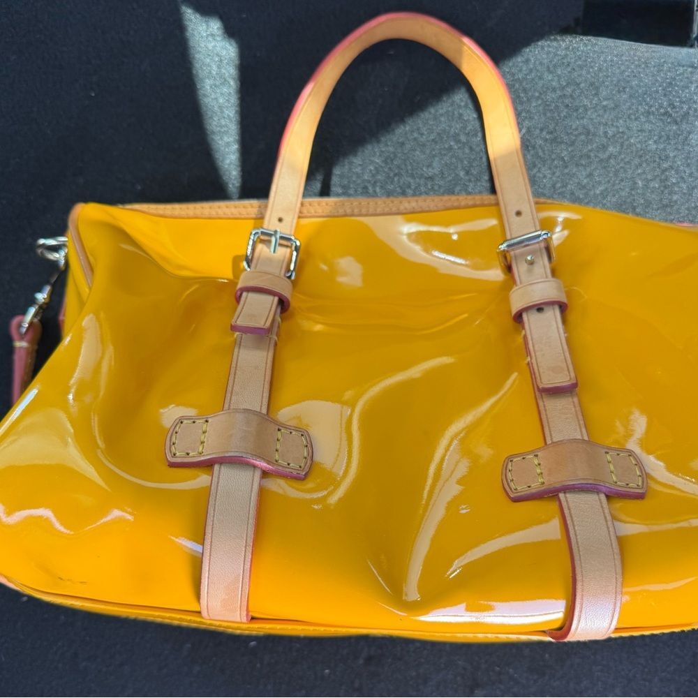 Vintage Dooney & Bourke Mustard Yellow Patent Leather Satchel Barrel. Adj straps - Picture 11 of 14